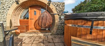Cosy Escape Heated Luxury pod With hot tub