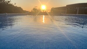 Een zwembad met helder water dat de zon weerspiegelt.