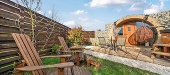 Cosy Escape Heated Luxury pod With hot tub