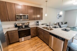 Private kitchen - Chic Contemporary Apt on 1st Floor W/ Garage Parking (Jacksonville)