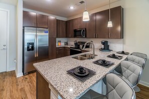 Private kitchen - Chic Contemporary Apt on 1st Floor W/ Garage Parking (Jacksonville)