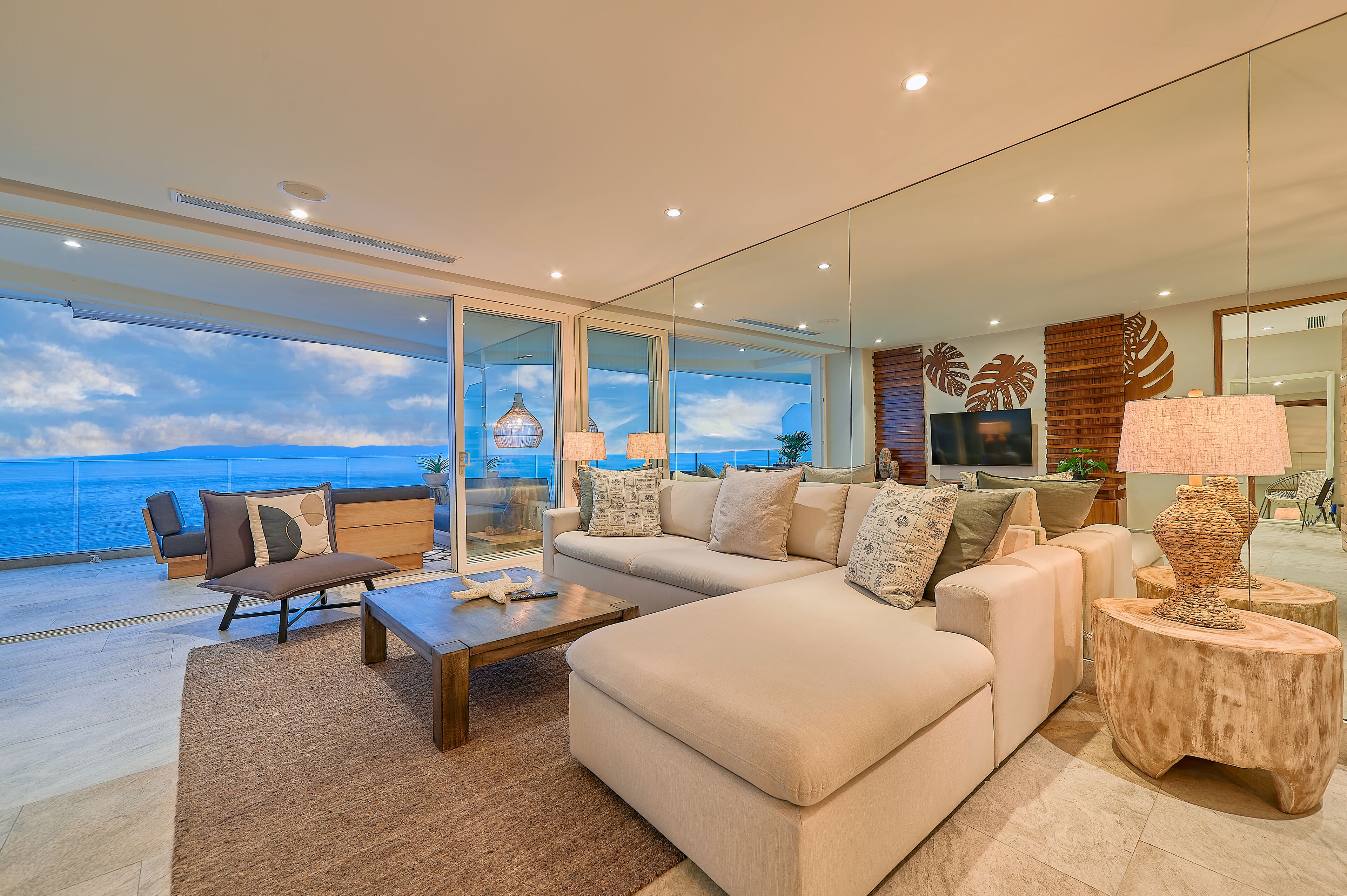 Casa Avanti | Oppholdsområde | En 43-tommers smart-TV med digitale kanaler samt TV