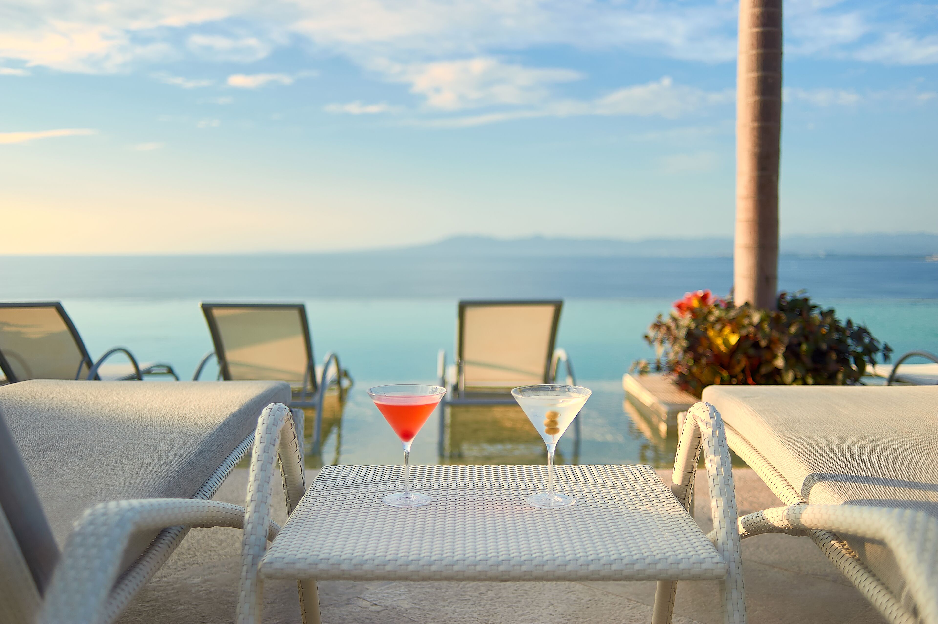 2 outdoor pools, pool loungers