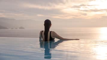 2 albercas al aire libre y camastros