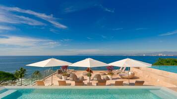 2 Außenpools, Liegestühle