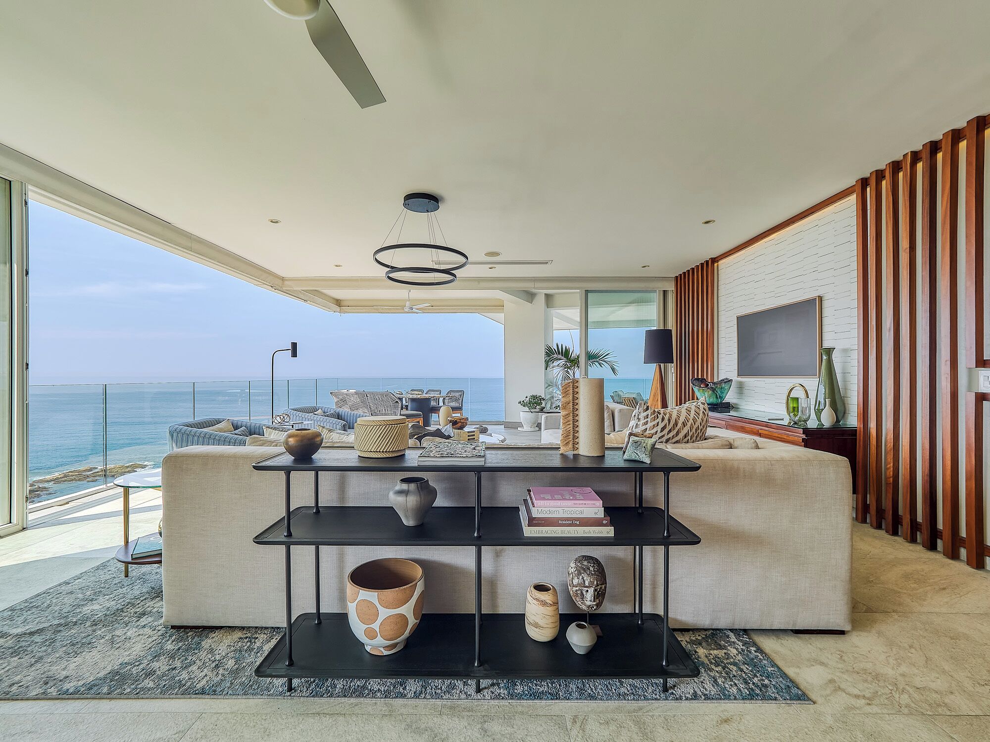 Appartement luxueux | Aire de séjour | Téléviseur connecté de 43 po avec télévision numérique, téléviseur