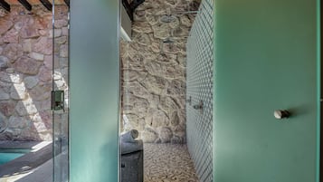 Master Suite | Baño | Secadora de cabello, batas, toallas, jabón