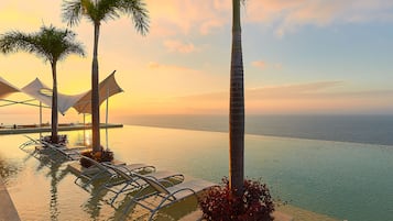 2 kolam renang terbuka, kerusi lepak pantai