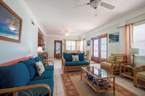 TV - Family friendly condo, large veranda amazing views (San Pedro Town)