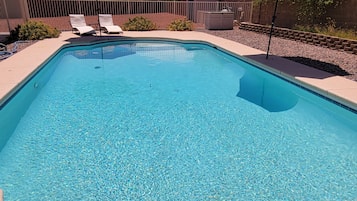 Alberca climatizada y camastros