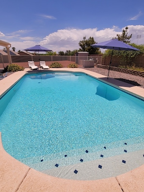 حمّام سباحة مُدفَّأ، مقاعد للتشمس