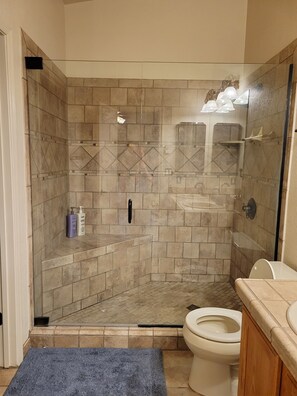 Bathtub, hair dryer, towels, soap - Comfortable house w/a beautiful heated pool and covered patio in southern Tuscon (Tucson)