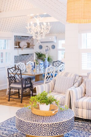 Una Smart TV, una chimenea, videojuegos, libros