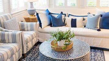 Una Smart TV, una chimenea, videojuegos, libros