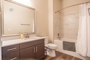 Suihkun ja ammeen yhdistelmä, hiustenkuivaaja