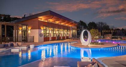 Nature Escape: 2BR Suite w/ Gym, Pool, Parking