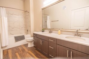 Kombinert dusj/badekar, hårføner og sjampo