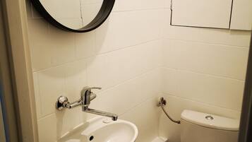 Secador de pelo, toallas, jabón, papel higiénico