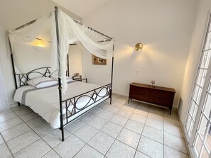 5 chambres, coffres-forts dans les chambres, bureau