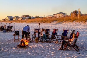 Nära stranden, solstolar och strandhanddukar