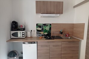 Een koelkast, een microgolfoven, een oven, een kookplaat