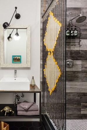 Miljøvenlige toiletartikler, hårtørrer, håndklæder