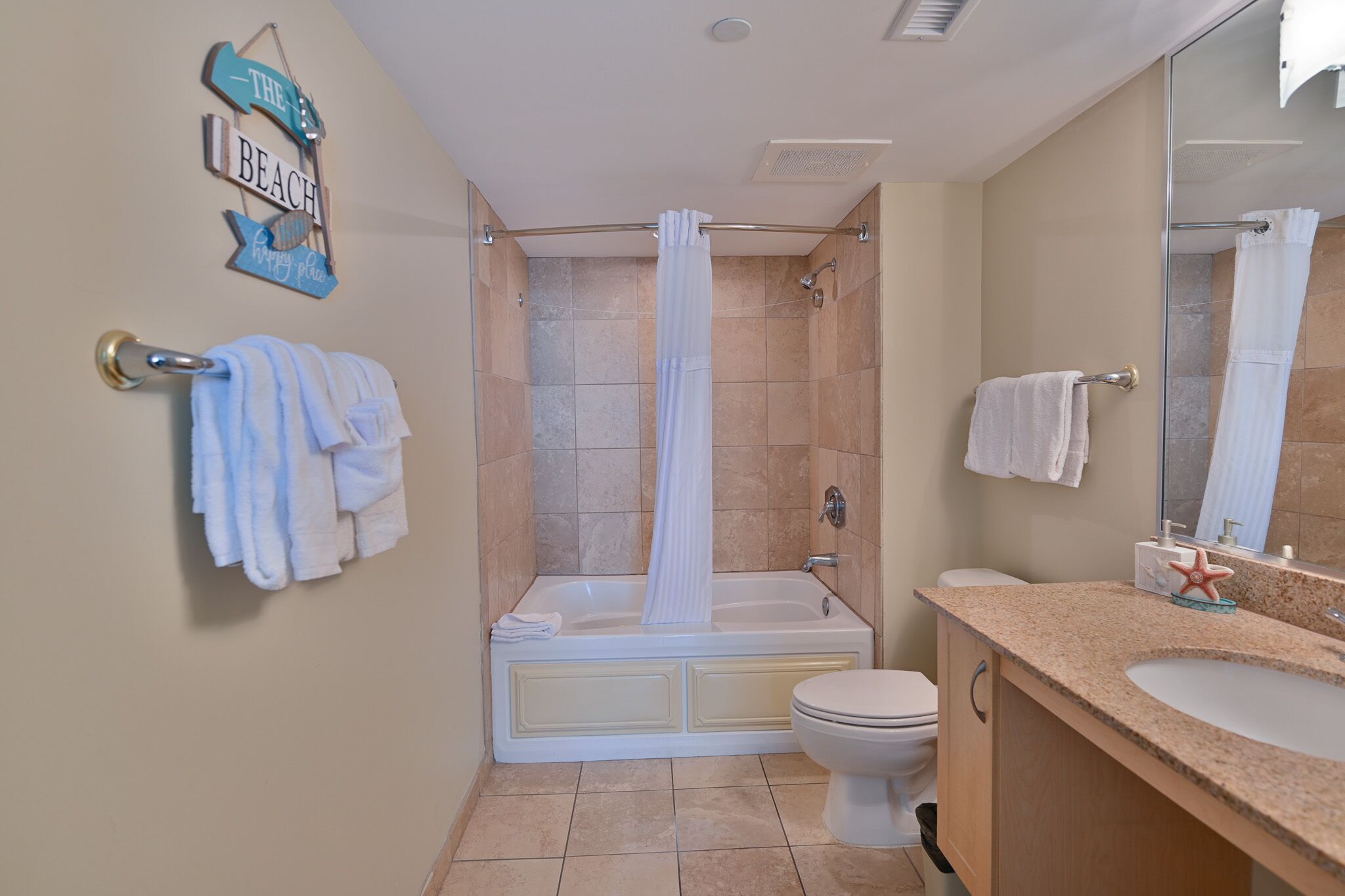 Une salle de bain avec une baignoire, des toilettes et un lavabo.