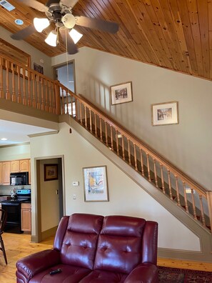 Smart TV, chimenea, libros y monitor de computadora 