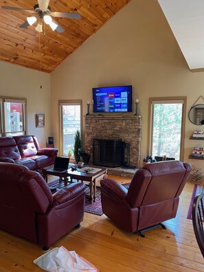 Smart TV, chimenea, libros y monitor de computadora 