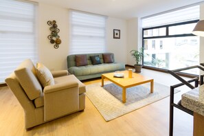 Premium Apartment | Ruang tamu | 41 inci sebuah televisyen pintar dengan kabel, TV, Netflix