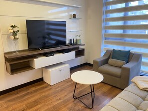 Exclusive Apartment, 2 Bedrooms, Non Smoking, Pool Access | Living area | 41-inch Smart TV with cable channels, TV, Netflix - Suite Metropoli Bristol (Quito)