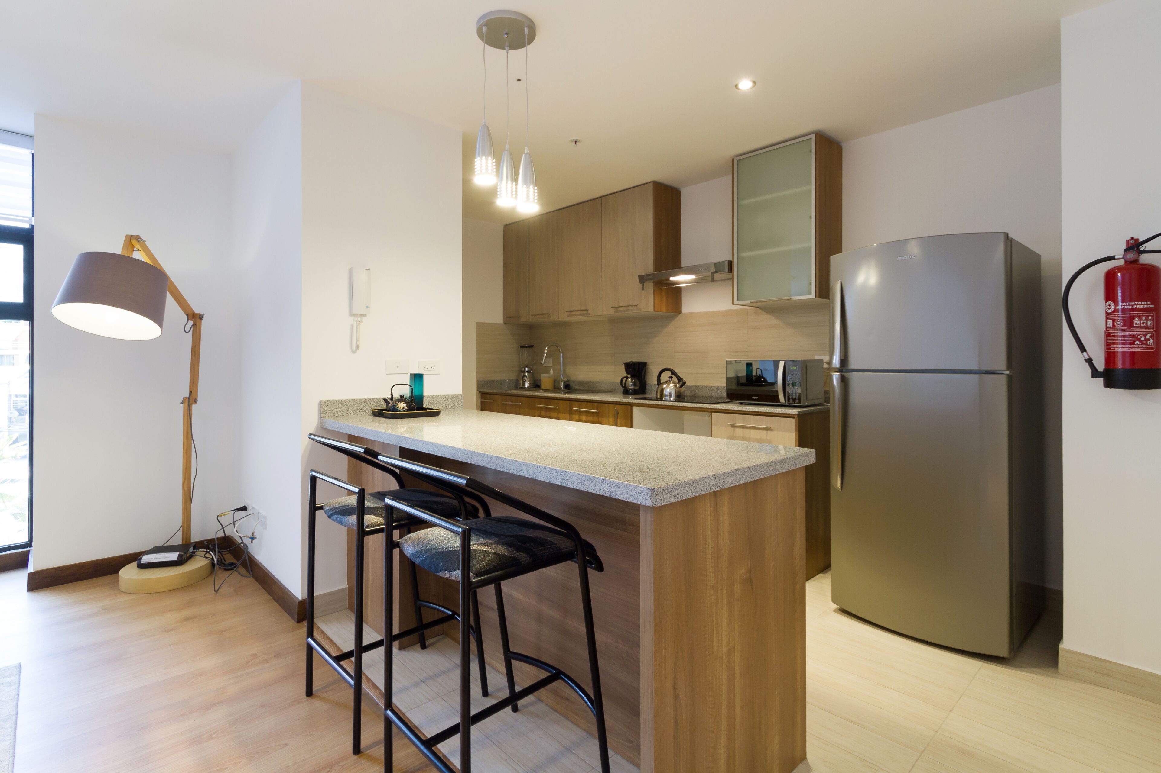 Refrigerador con freezer, microondas, horno, placa de cocina