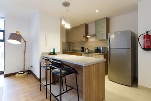 Premium Apartment | Dapur peribadi | Peti sejuk/penyejuk beku saiz penuh, ketuhar gelombang mikro, ketuhar 