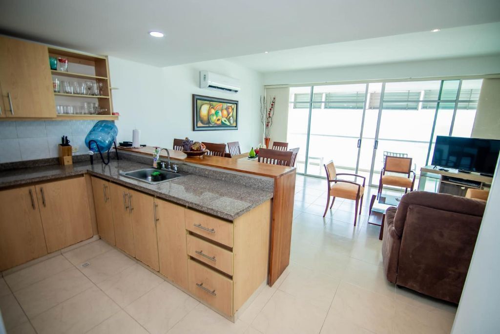 3/3 Condo Breathaway view beachfront Resort style