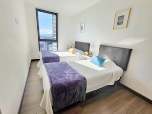 2 Schlafzimmer, Schreibtisch, BĂŒgeleisen/BĂŒgelbrett, WLAN