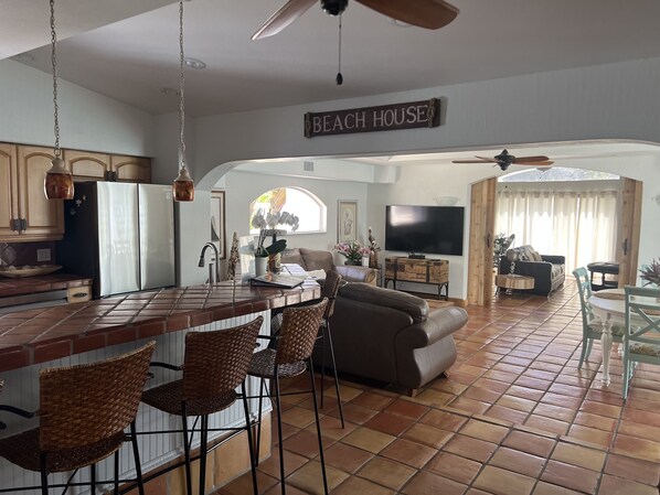 Smart-TV, Kamin, Bücher