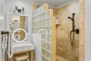 Bathtub, hair dryer, towels - koolkondo  Luxury Designer Condo with  AC/pool by the beach (Koloa)