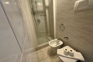 Een douche, een haardroger, een bidet, shampoo