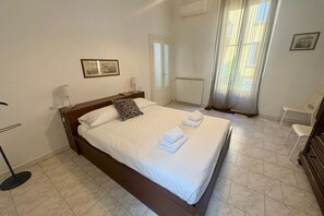 1 habitación, tabla de planchar con plancha, wifi y ropa de cama