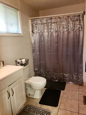 Duschwanne, Haartrockner, Handtücher, Seife