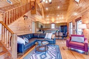 Smart TV, chimenea, futbolito y libros 