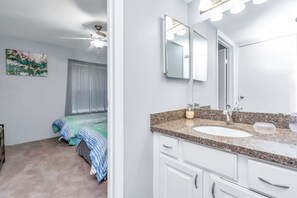 Bathtub, hair dryer, towels, soap - 2 BR/2BT★6 GUEST★NEAR NRG STADIUM★ FAST WIFI★4K TV (Houston)