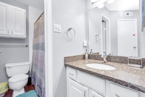 Badewanne, Haartrockner, Handtücher, Seife