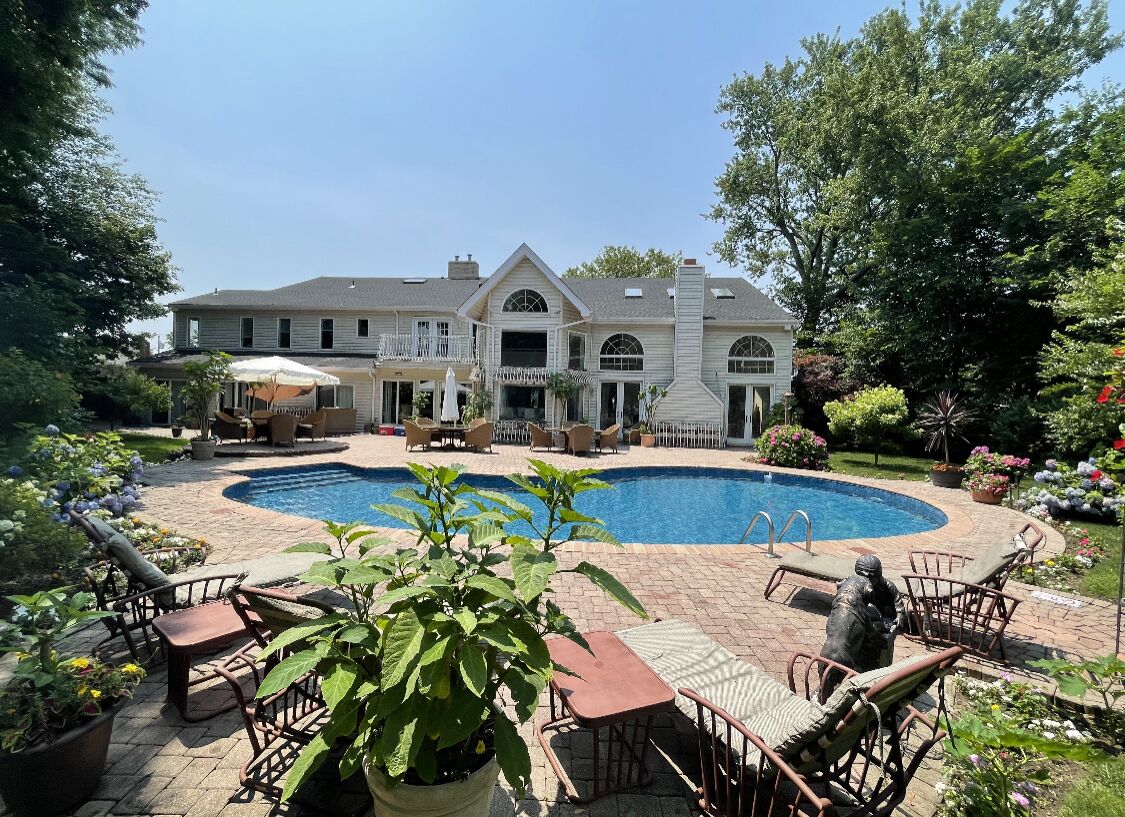 Long Island, Near to beaches, and Manhattan! Enjoy our Billiards Room!! 