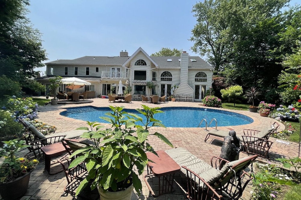 Long Island, Near to beaches, and Manhattan! Enjoy our Billiards Room!!