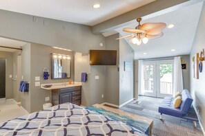 4 bedrooms, desk, Internet, bed sheets - 2 Decks, Lake Views! Group Escape in Osage Beach (Osage Beach)