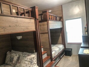 4 chambres, fer et planche à repasser, lit parapluie, Wi-Fi gratuit