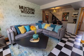 Een tafeltennistafel en boeken