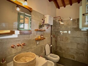Douche, sèche-cheveux, bidet, serviettes fournies