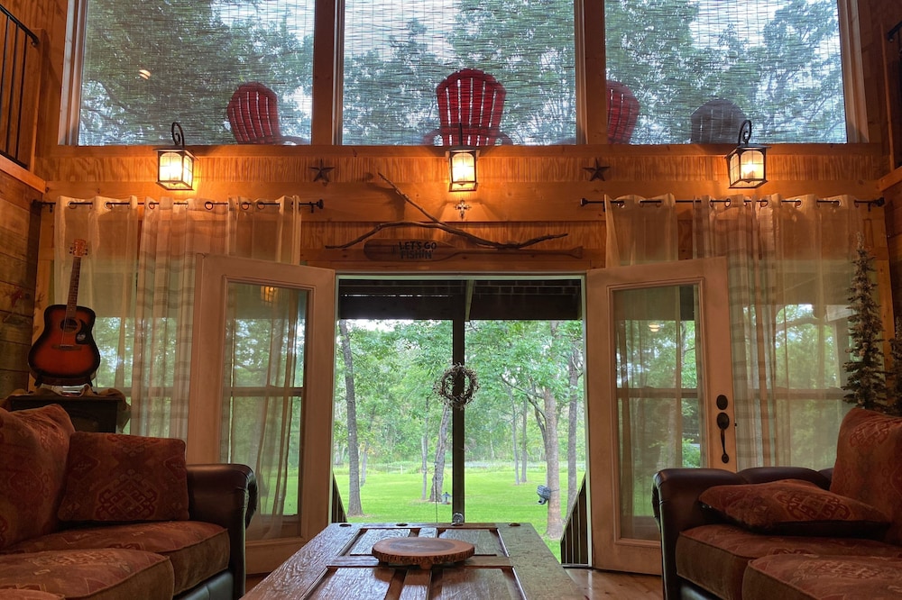 CabinOnTheCreek-Waco Glamour meets rustic charm. Kayaks, canoe, fire-pit & pets!